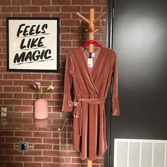 H&M Dresses & Skirts - 💖 H&M VELVET PINK BLUSH WRAP DRESS 💞